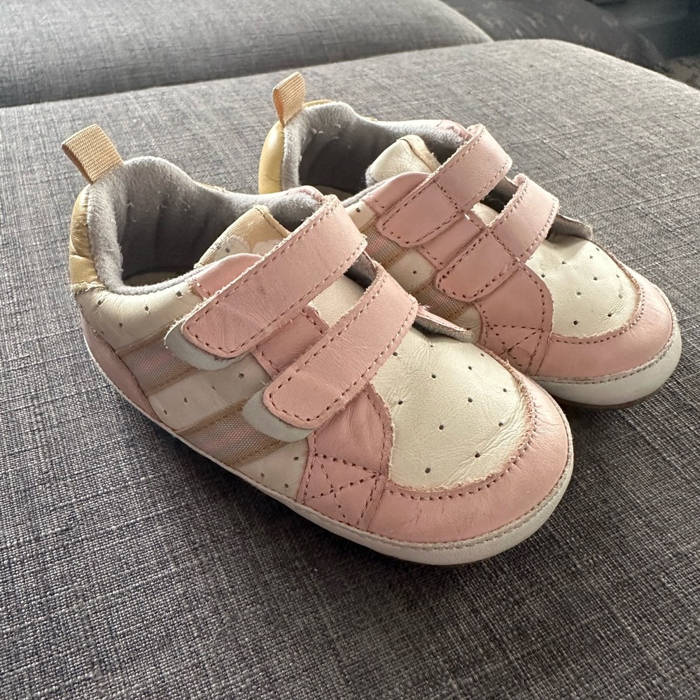 GUC Robeez First Kicks size 18-24 months